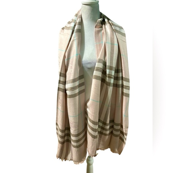 Burberry wide scarf - Picture 2 of 6